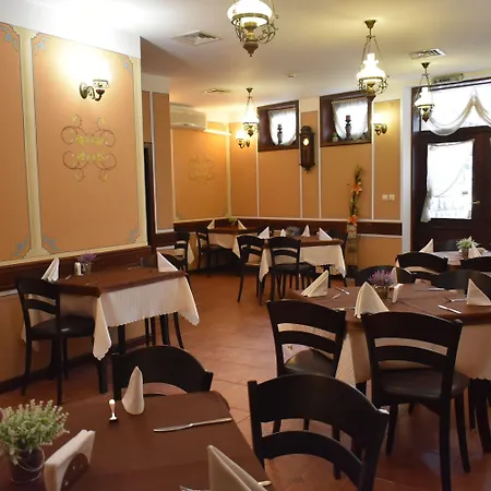 Family At Renaissance Square 3*