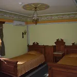 семеен на площад ренесанс Хотел 3*