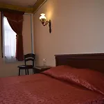 семеен на площад ренесанс 3*
