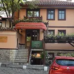 семеен на площад ренесанс