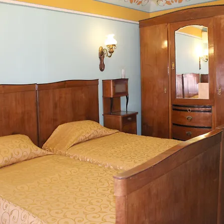 Family At Renaissance Square Отель