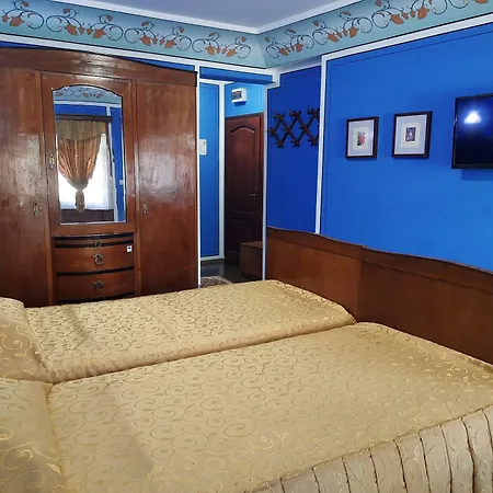 Family At Renaissance Square Отель